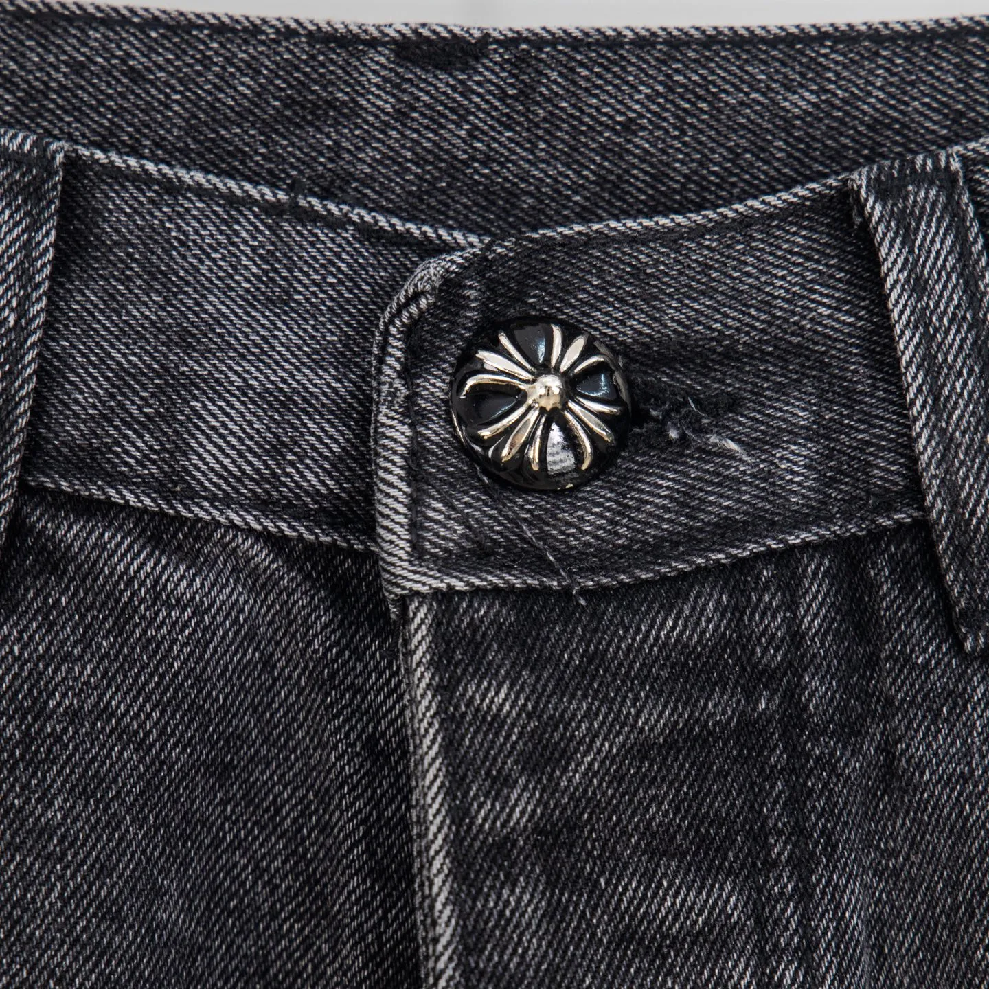 P260 Chrome Hearts Chrome Hearts Jeans Purple Matty Boy Sex Records Rivet Style Work Jeans CH Jeans need to be disassembled and washed before being dismantled and hand-stitched with sheepskin cross leather and then spliced ​​together to complete. The whole piece has too many craftsmanship to explain. The cabinet price is 16W+ level, patchwork cross pattern embellishment, high-waisted washed jeans! ! Absolutely high-end luxury products, 8W+ level god-level items, super popular products, made with top heavy industry, a magic weapon that cannot be missed. About Kroxin This is an extremely luxurious fashion brand, which can also be called the aristocrats of the high street. It has always been an exclusive brand for some hipsters or rich second generation. Compared with ordinary high streets, it is more luxurious and noble. Compared with luxury brands, it has a more fashionable personality and has always been a brand that I have a special liking for. Style number: 1761# Size: 28 30 32 34 36